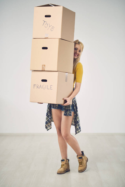 Mujer joven con cajas
  - Foto, Imagen