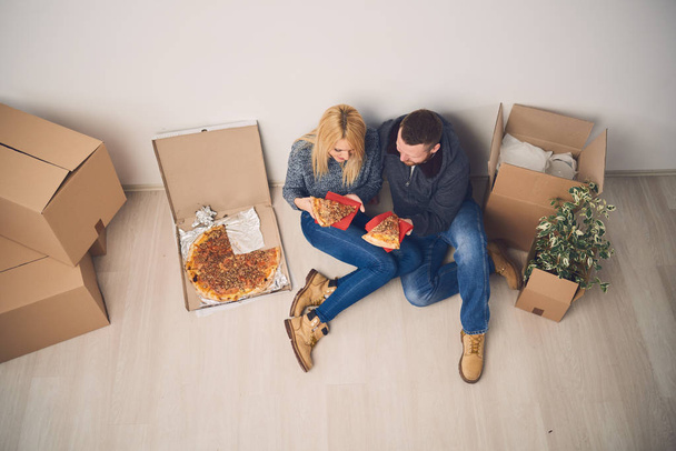 Пара їдять піцу
    - Фото, зображення