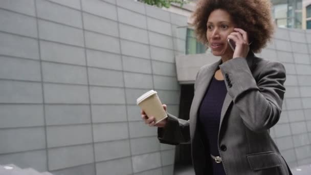 Businesswoman using smart phone - Кадры, видео