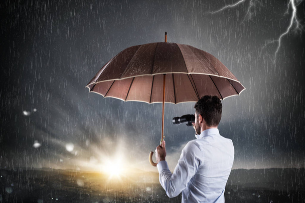 Homme d'affaires avec parapluie contre la tempête
  - Photo, image