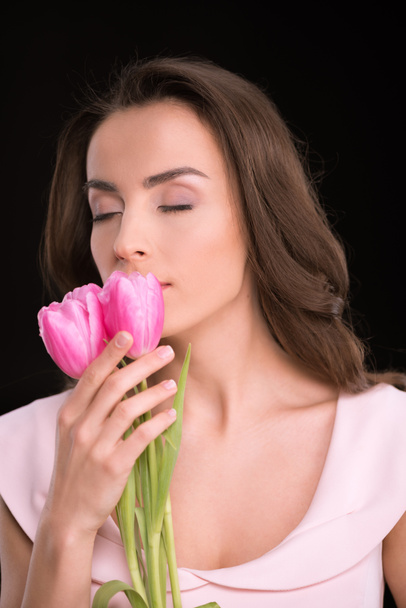 Mujer joven con tulipanes
  - Foto, Imagen