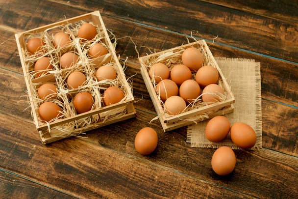 rohe Eier in Holzkisten - Foto, Bild