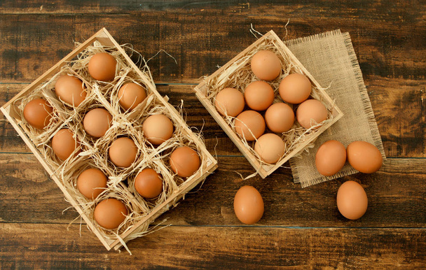 rohe Eier in Holzkisten - Foto, Bild