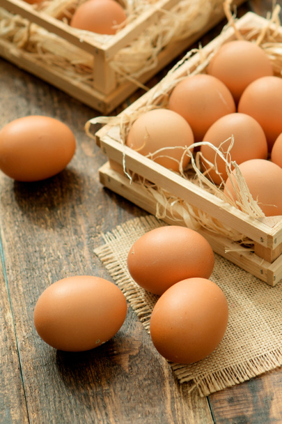 huevos crudos en cajas de madera
 - Foto, imagen