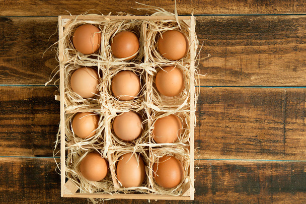 Syrová vejce v dřevěné krabičce - Fotografie, Obrázek