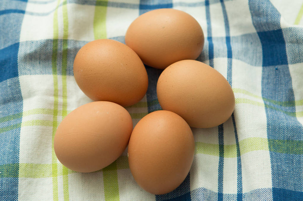 Huevos crudos en servilleta
 - Foto, imagen