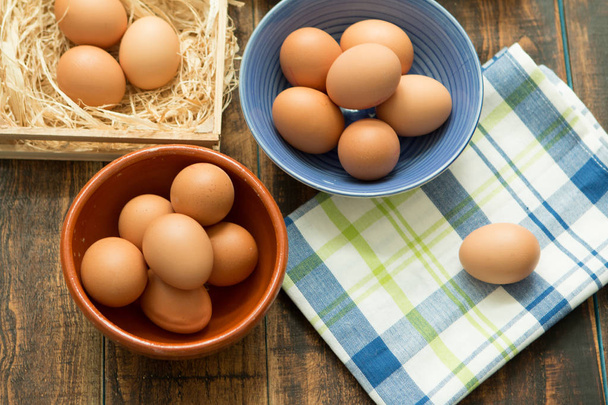 huevos crudos en tazones
 - Foto, imagen