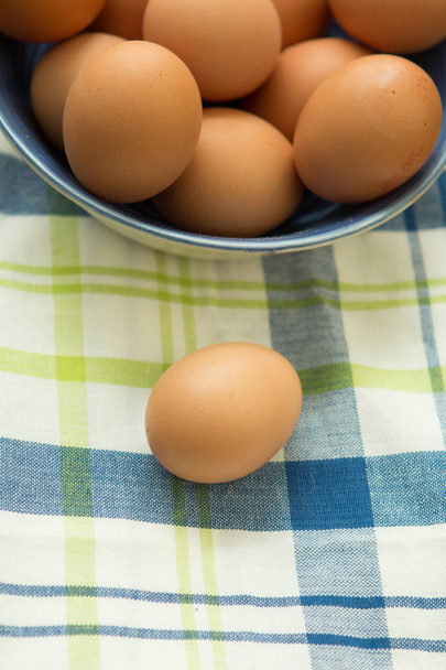 rohe Eier in Schüssel - Foto, Bild