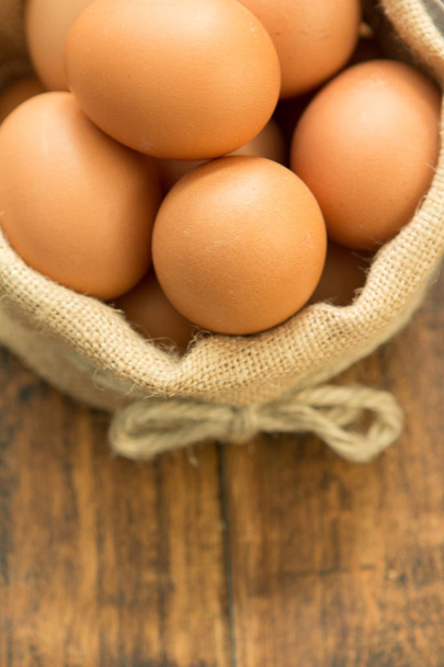 ωμά αυγά σε τσουβάλι - Φωτογραφία, εικόνα
