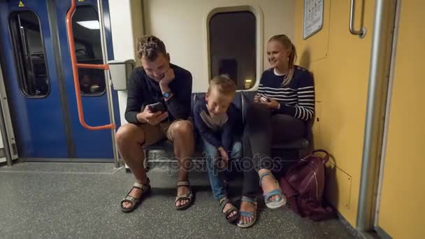 Timelapse van gezin met kind in metro trein - Video
