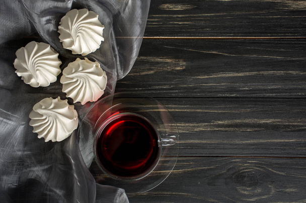 Kırmızı çay ile beyaz zephyr - Fotoğraf, Görsel