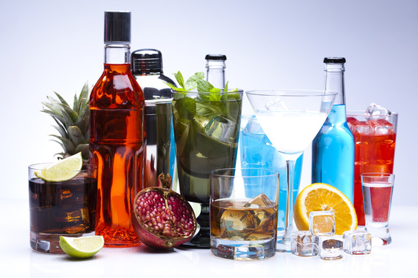 Coquetéis, bebidas alcoólicas com frutas
 - Foto, Imagem