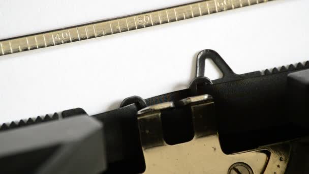 Das Wort Blog mit einer alten manuellen Schreibmaschine tippen - Filmmaterial, Video