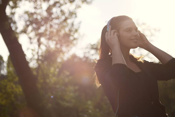 Woman with earphones - Foto, afbeelding