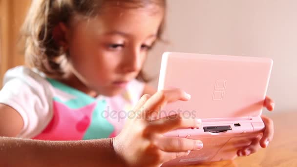 Dívka pomocí tabletu pc - Záběry, video