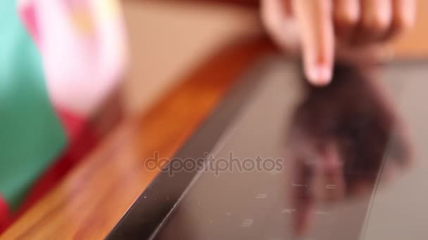 Mãos de criança usando Tablet
 - Filmagem, Vídeo