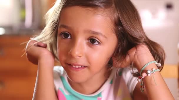 Kaunis pieni tyttö - Materiaali, video