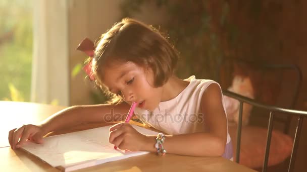 Menina fazendo lição de casa - Filmagem, Vídeo