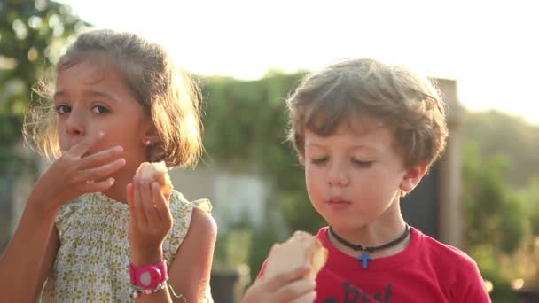 Chłopak i dziewczyna jedzenia przekąski - Materiał filmowy, wideo