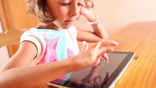 タブレットPCを使用して女の子 - 映像、動画