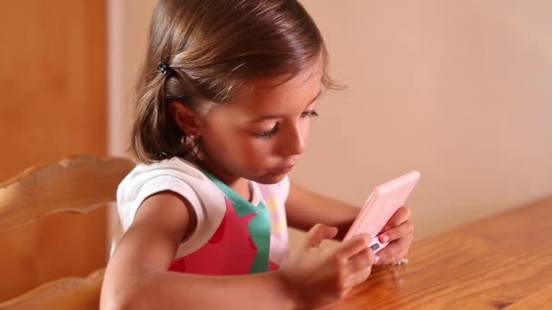 Mädchen benutzt Tablet-PC - Filmmaterial, Video