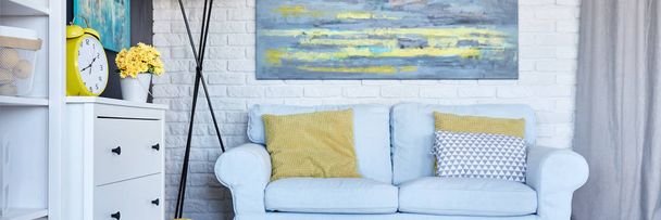 Pintura sobre sofá
 - Foto, Imagen