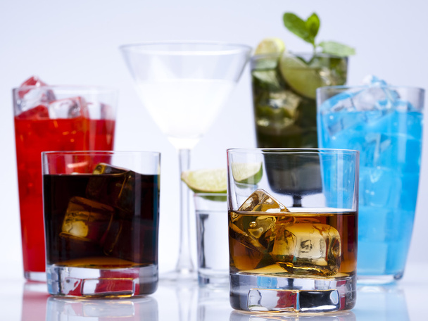 Juego de bebidas alcohólicas
 - Foto, imagen