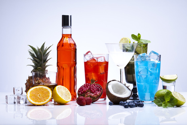 κοκτέιλ, αλκοόλ ποτά με φρούτα - Φωτογραφία, εικόνα