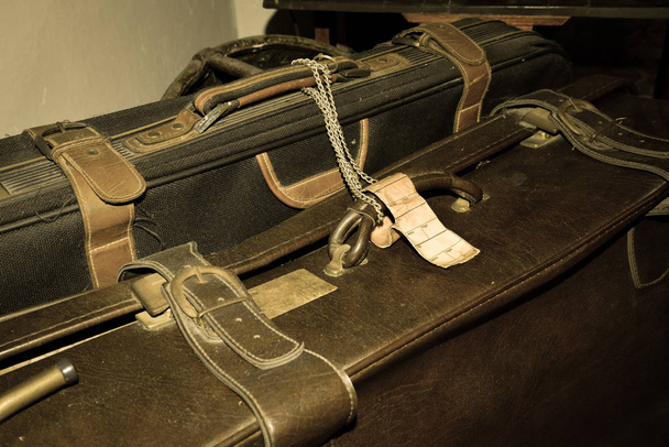 Старые пыльные чемоданы. Винтажный багаж
. - Фото, изображение