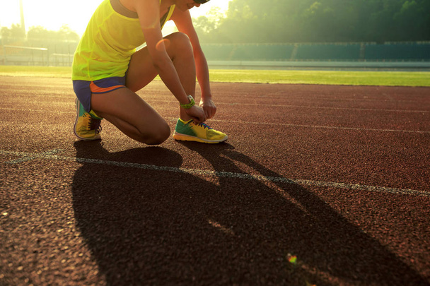 Nainen juoksija sitominen kengännauha
  - Valokuva, kuva