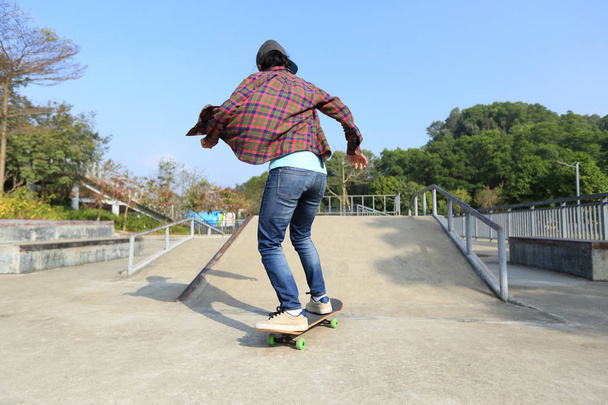 skateboarder practicing at skatepark - Foto, Imagem
