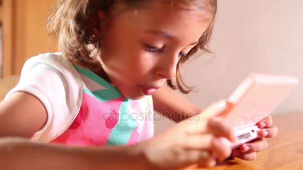 Dívka pomocí tabletu pc - Záběry, video