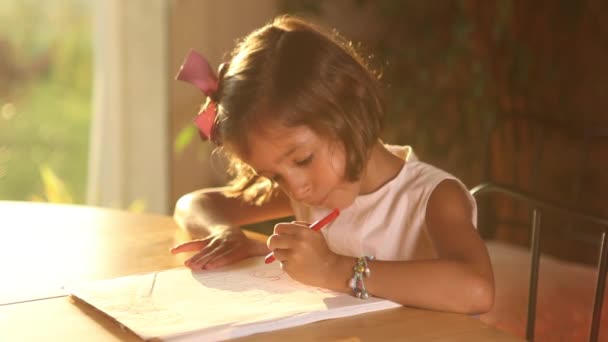 Holčička dělá domácí úkoly - Záběry, video