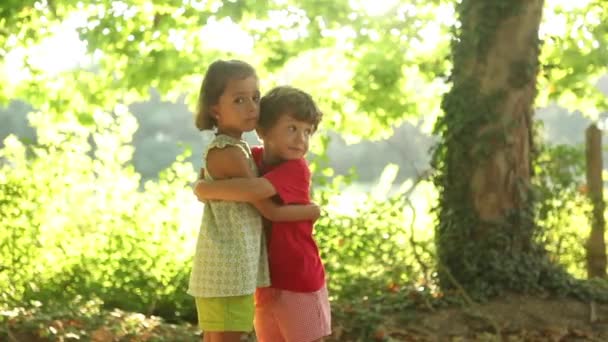Jongen en meisje knuffelen in park - Video