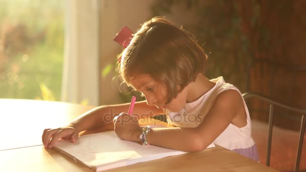 Kleines Mädchen macht Hausaufgaben - Filmmaterial, Video