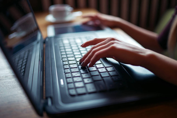 Las manos femeninas en el teclado portátil
  - Foto, imagen