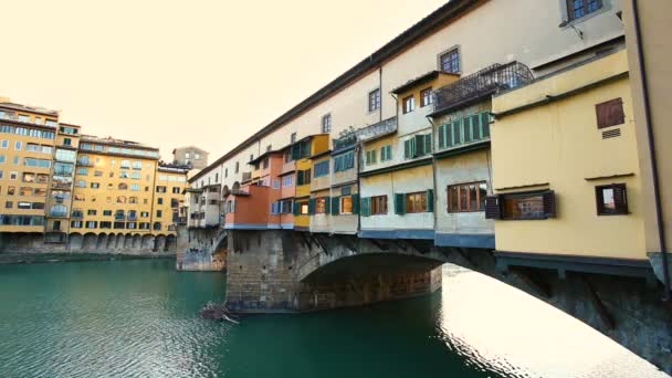 Floransa'daki Ponte Vecchio gün batımında yan görünüm - Video, Çekim