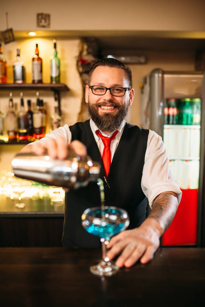 barman w barze licznika - Zdjęcie, obraz