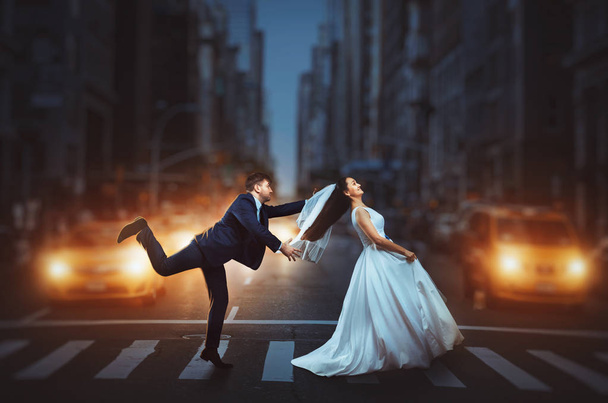 ženich v obleku a nevěsta v bílých šatech - Fotografie, Obrázek