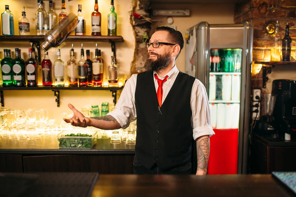 camarero en bar mostrador
 - Foto, imagen