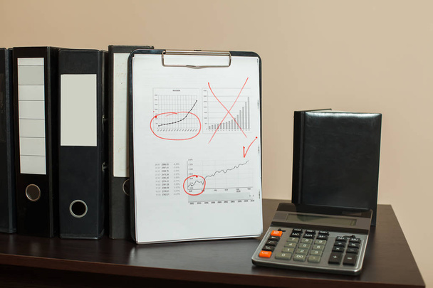 Бухгалтерские документы и папки на столе
 - Фото, изображение