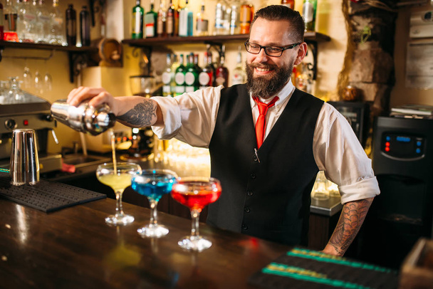 barman w barze licznika - Zdjęcie, obraz