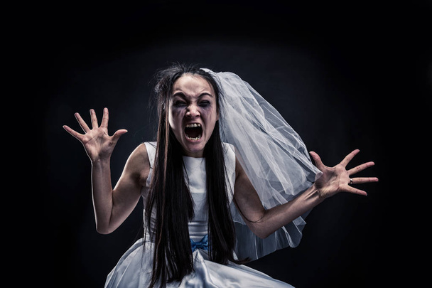 Gruselig schreiende Braut  - Foto, Bild