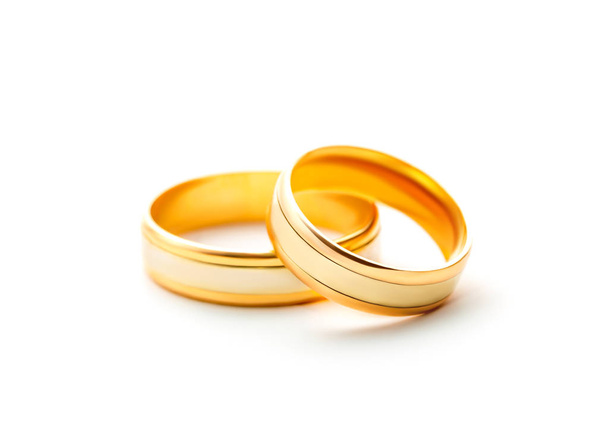 Par de anillos de boda dorados
  - Foto, imagen