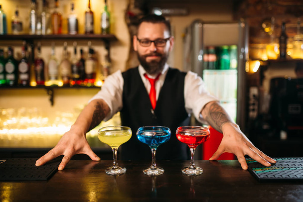 barman a tři nápoje v pohárky - Fotografie, Obrázek