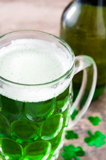 Bière traditionnelle verte froide sur table en bois pour la Saint Patrick. Espace de copie
. - Photo, image