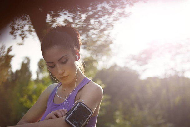 Жінка-бігунка слухає музику
 - Фото, зображення