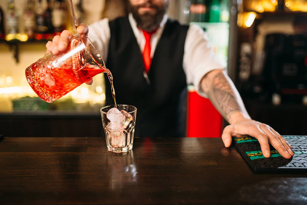 camarero en bar mostrador
 - Foto, imagen