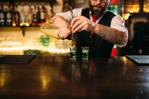 camarero en bar mostrador
 - Foto, Imagen
