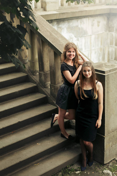 twee meisjes in zwarte jurken - Fotoğraf, Görsel